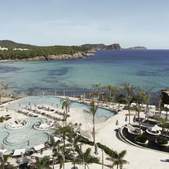 Terraza y piscina del Bless Hotel Ibiza by Palladium Hotel Group
